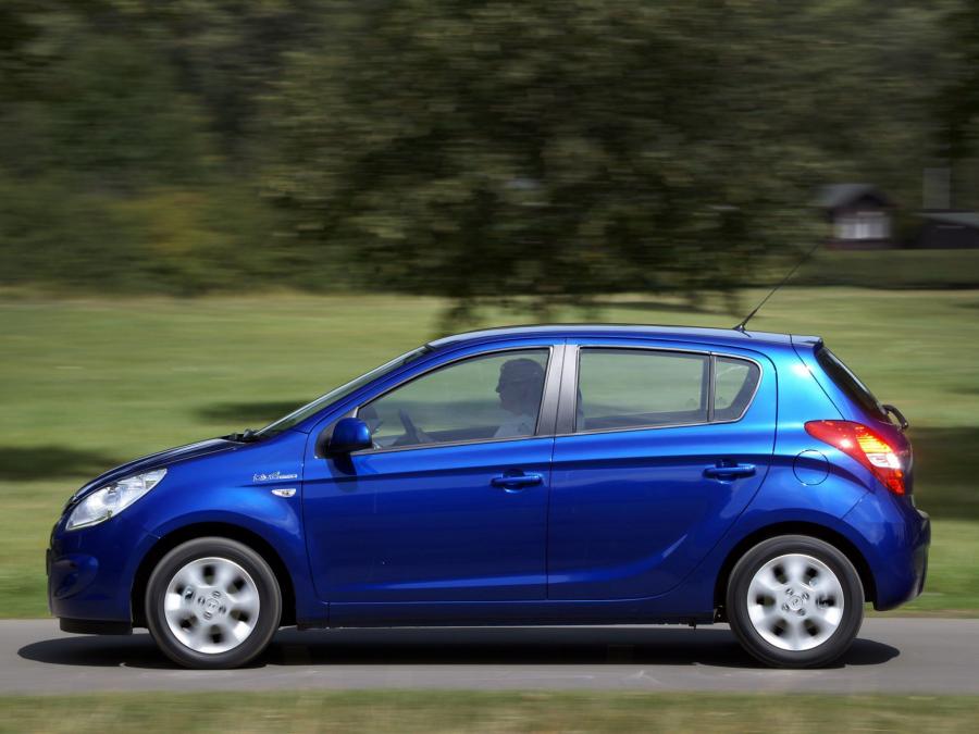  Hyundai i20 5-Door Blue Drive 2010 года  (UK) (фото 7 из 11)